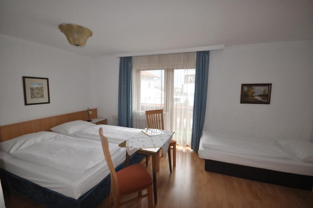 Gaestehaus Pension Edelweiss Kolsass エクステリア 写真