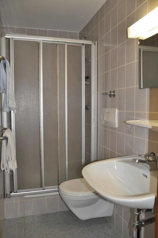Gaestehaus Pension Edelweiss Kolsass エクステリア 写真